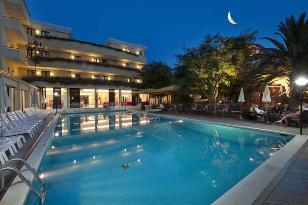 حوض السباحة