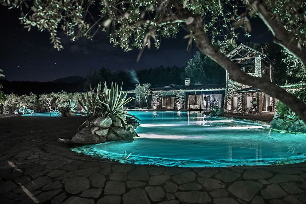 حوض السباحة