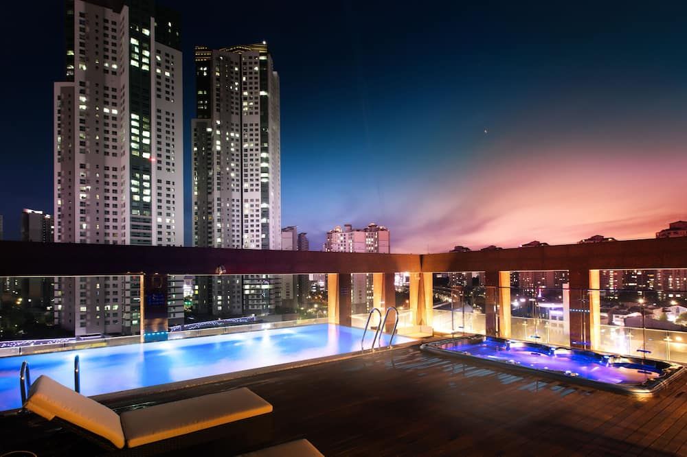 حوض السباحة