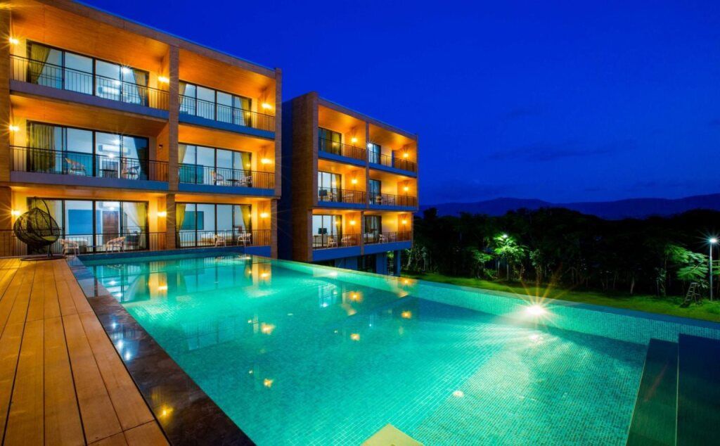 حوض السباحة