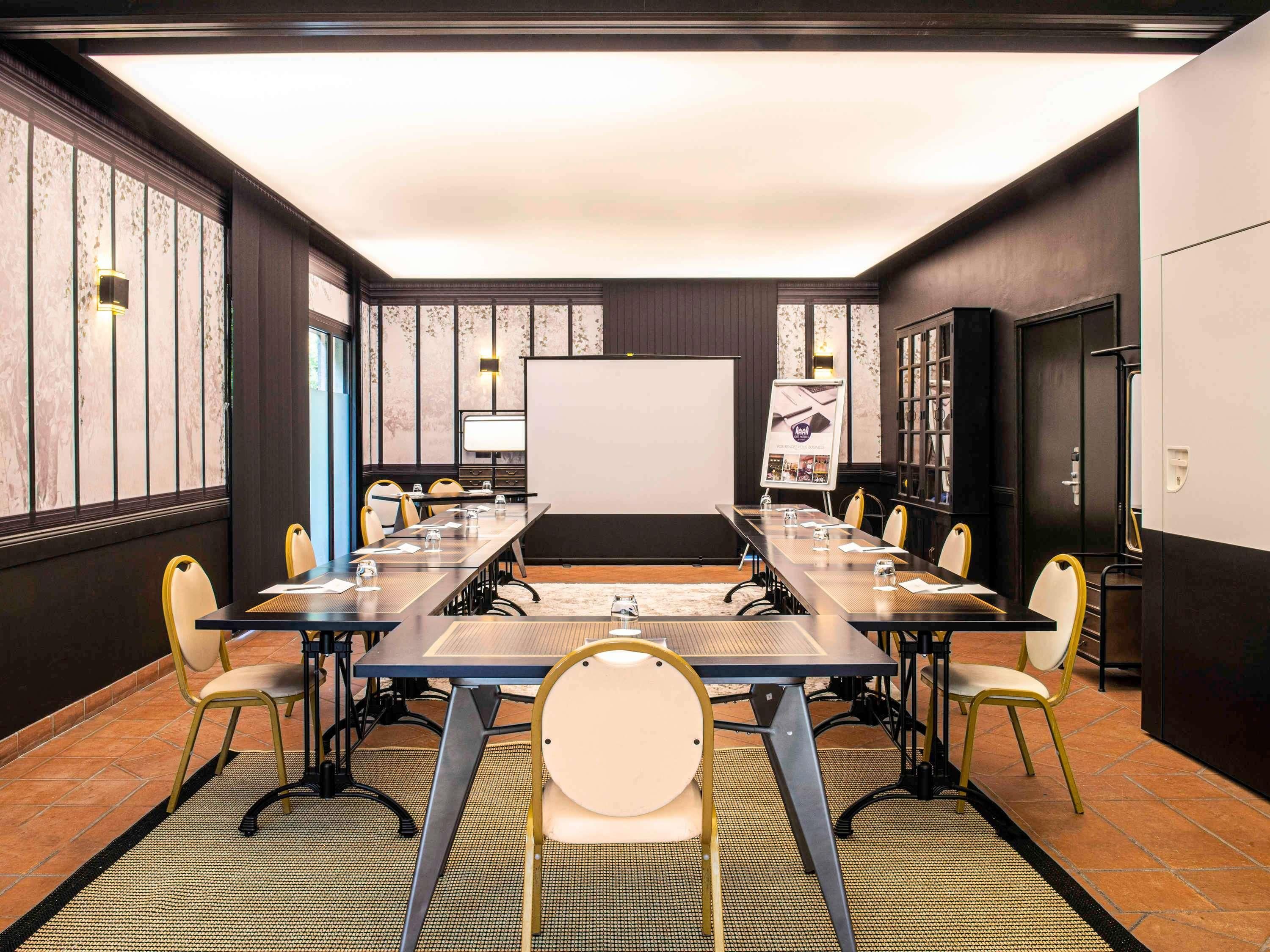 غرفة الاجتماعات