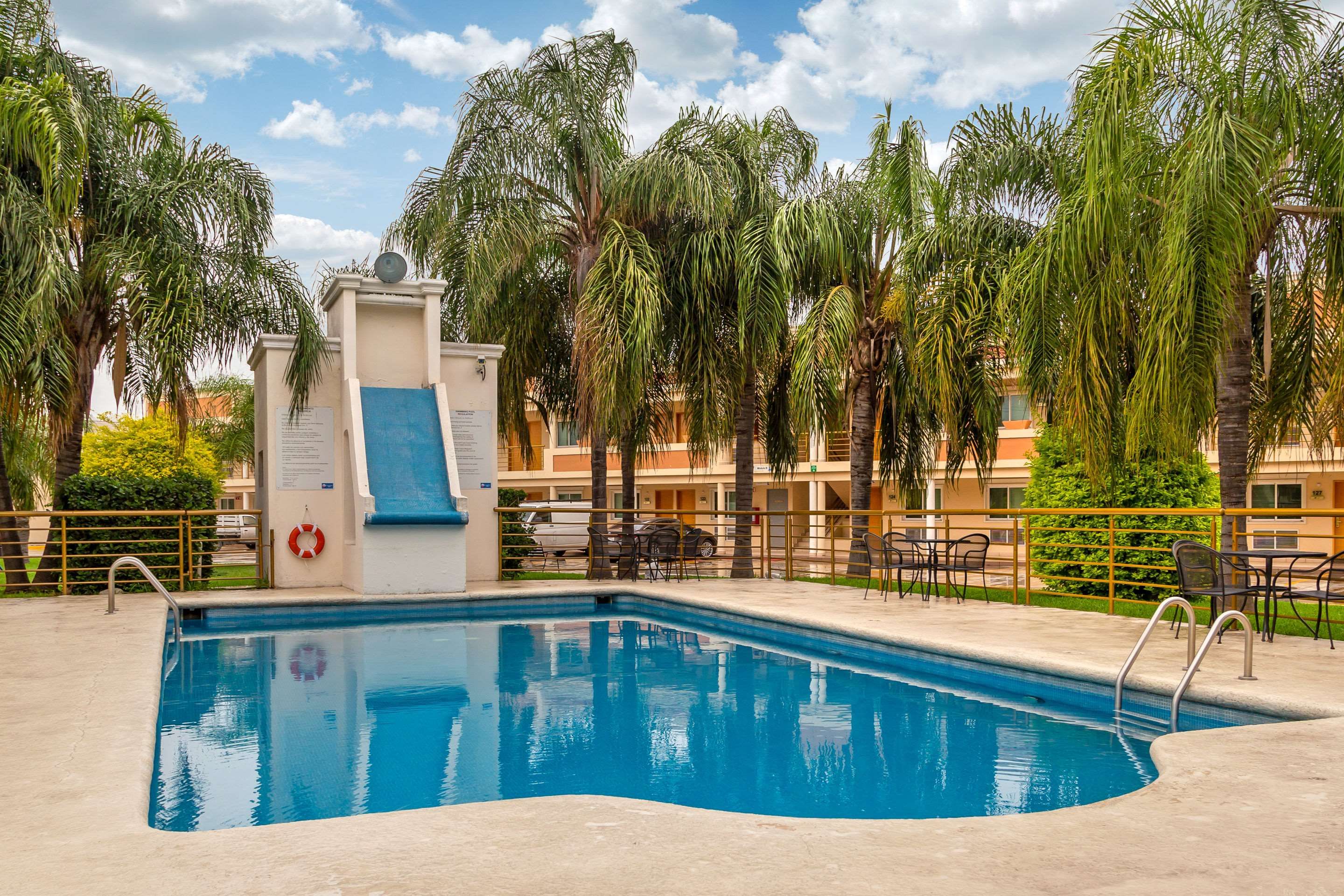 حوض السباحة