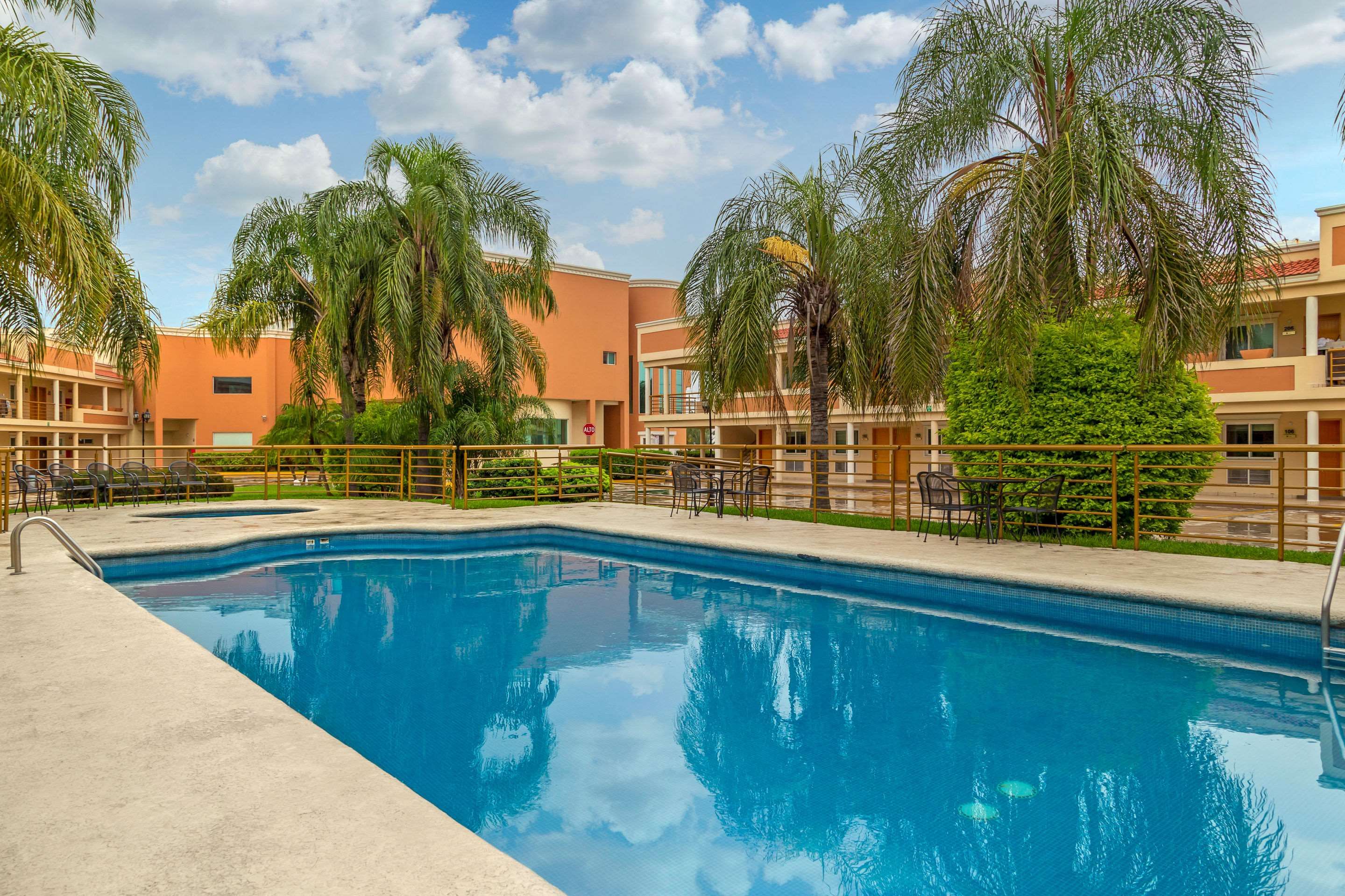 حوض السباحة