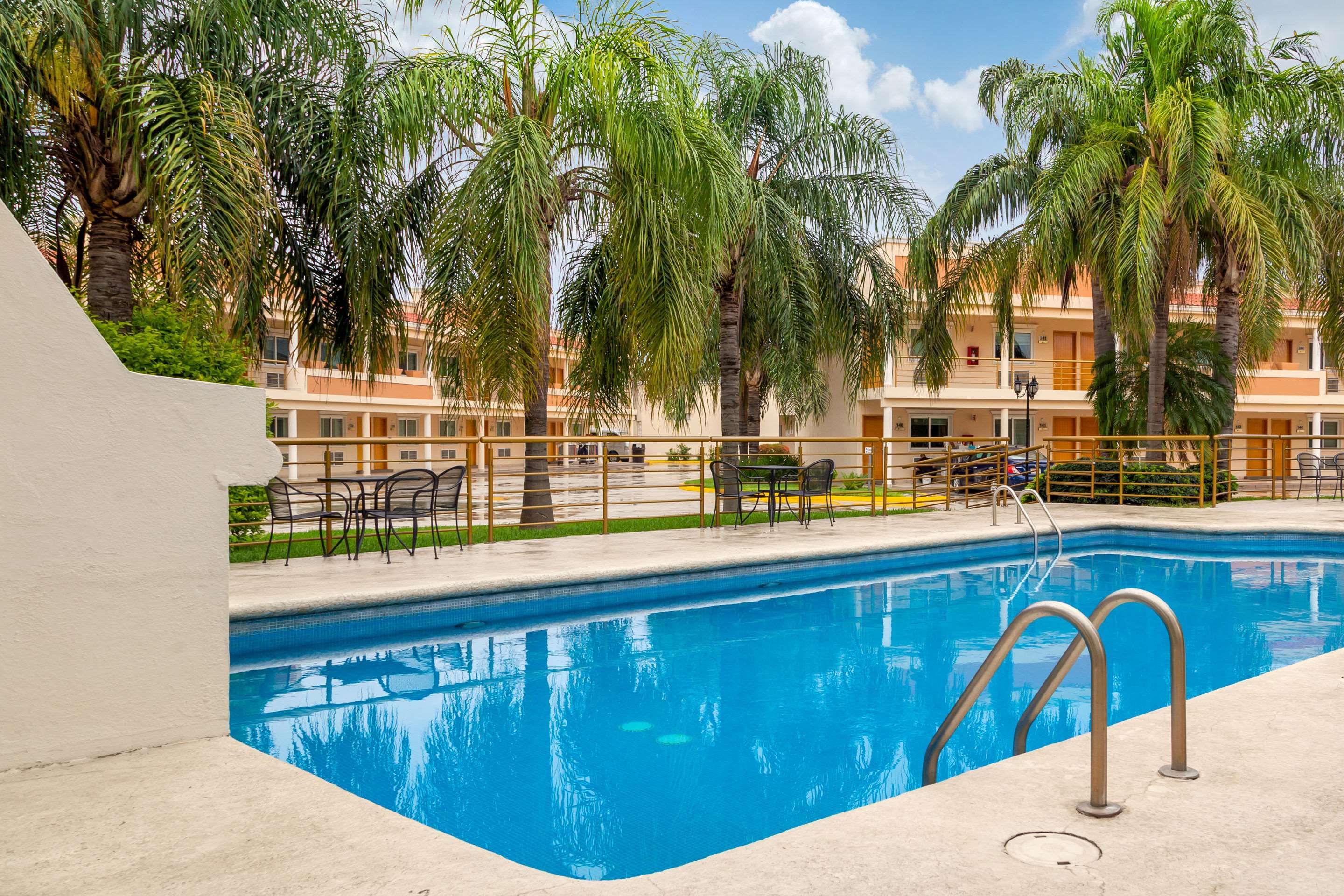 حوض السباحة