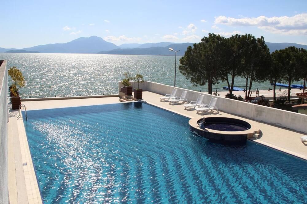 حوض السباحة