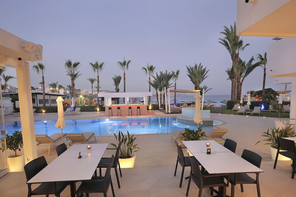 حوض السباحة