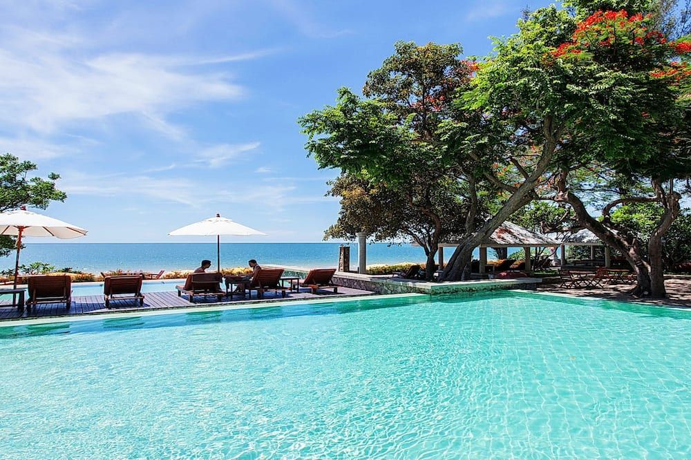 حوض السباحة