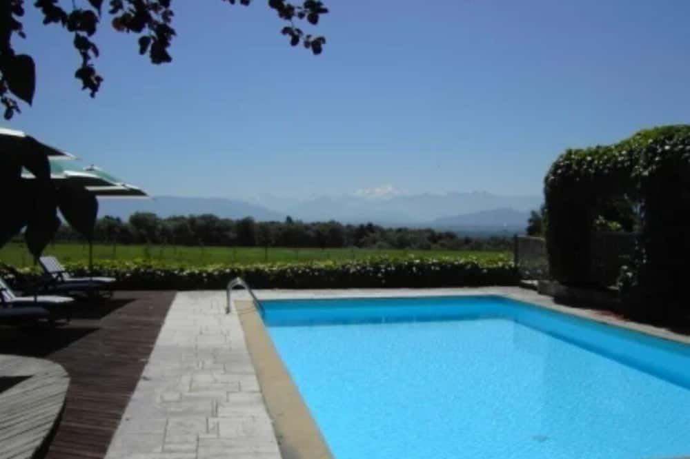 حوض السباحة صورة