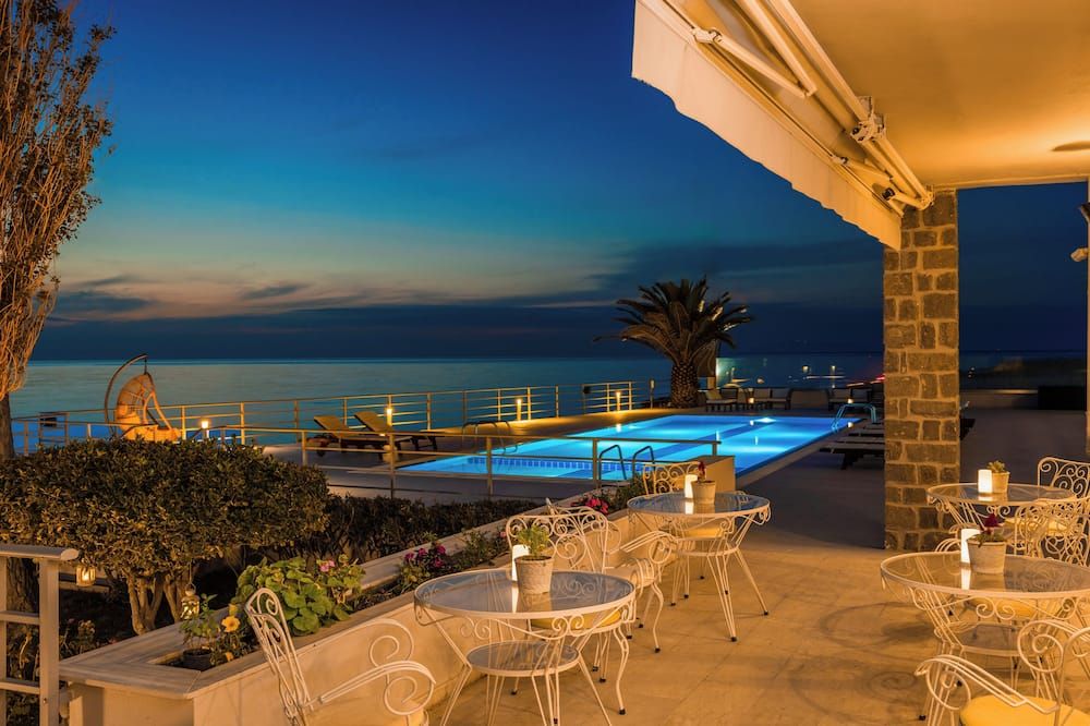 حوض السباحة