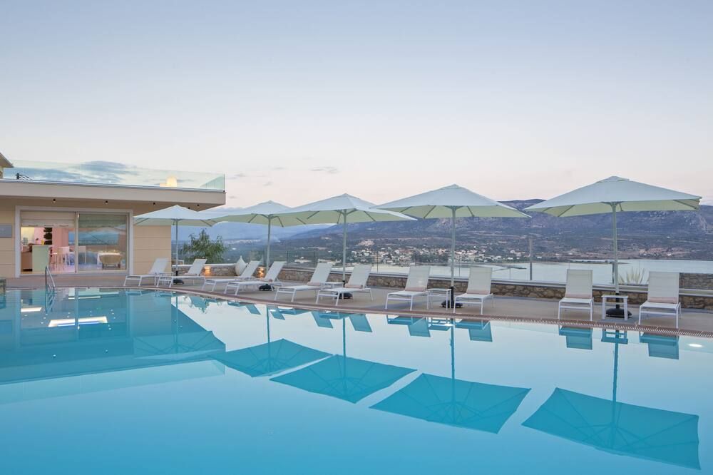 حوض السباحة