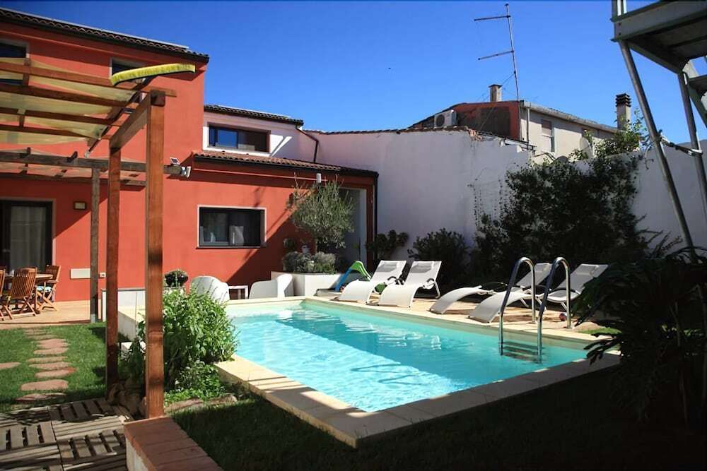 حوض السباحة