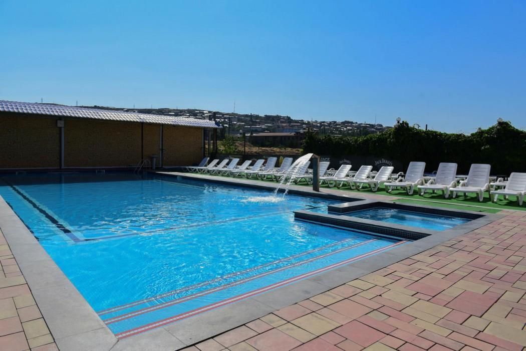 حوض السباحة