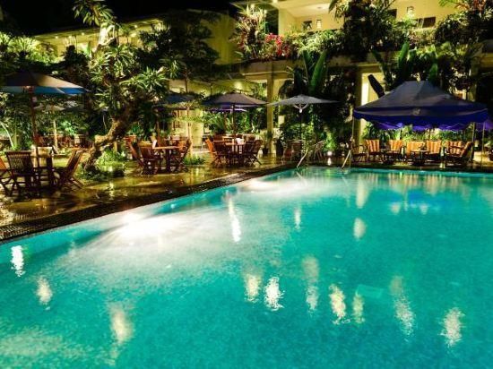 حوض السباحة