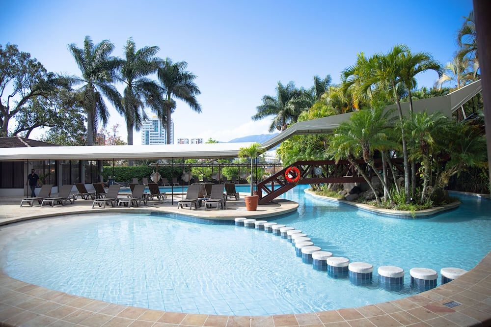 حوض السباحة