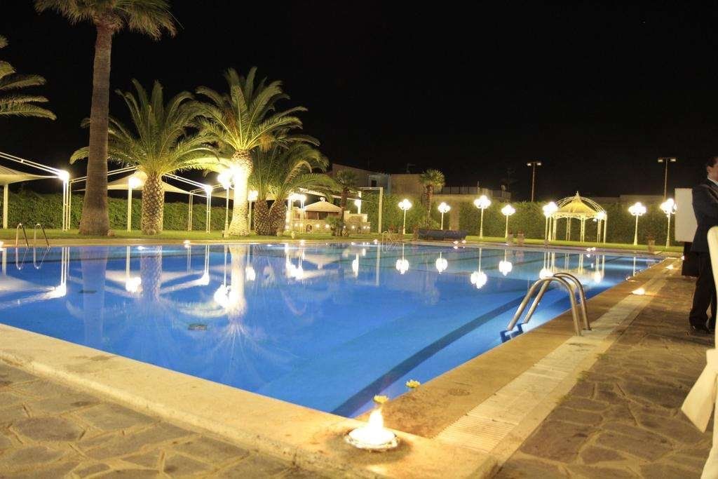 حوض السباحة