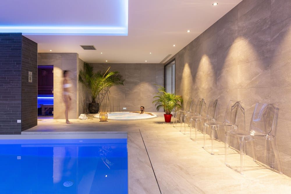 حوض السباحة