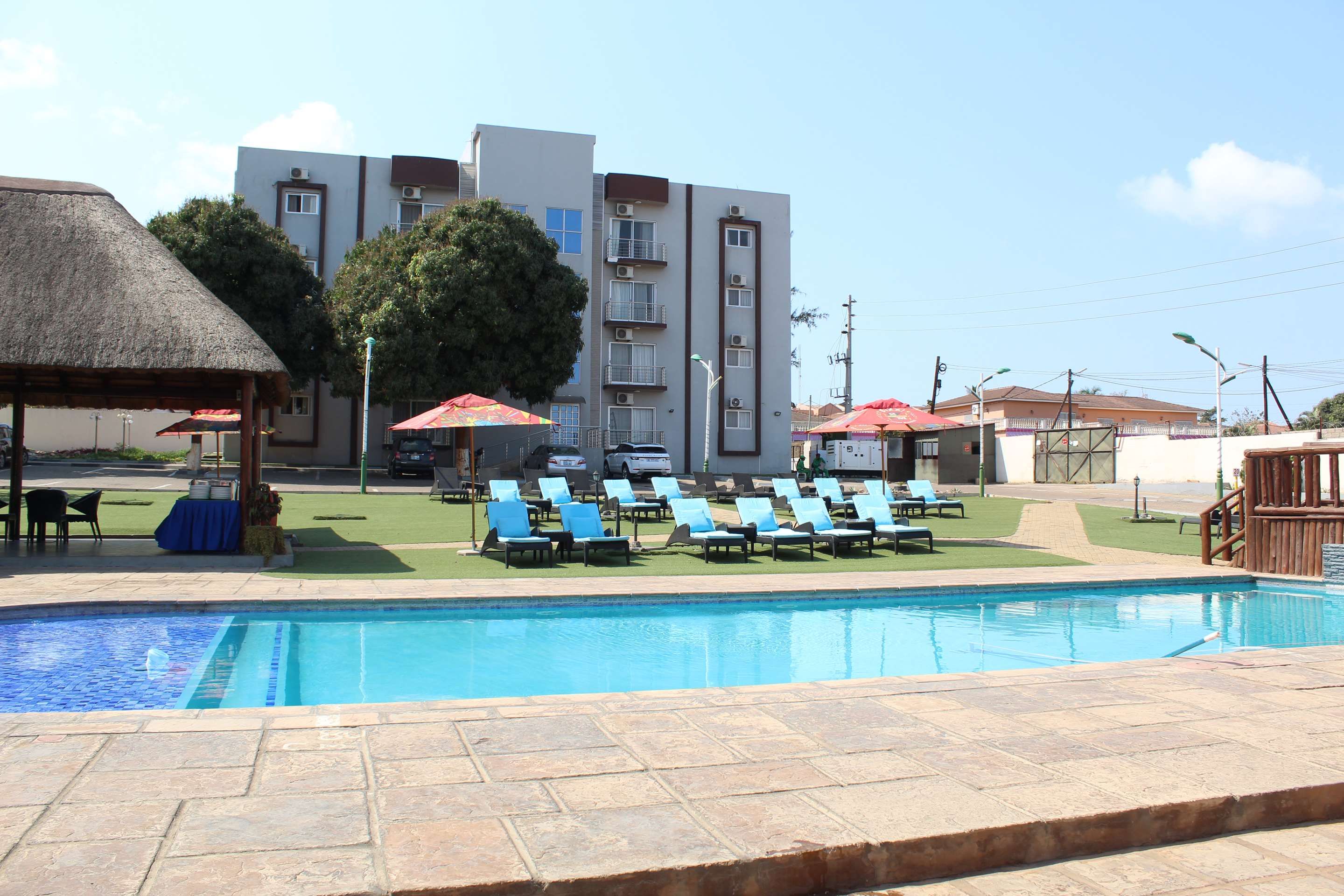 حوض السباحة