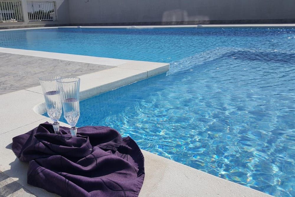 حوض السباحة