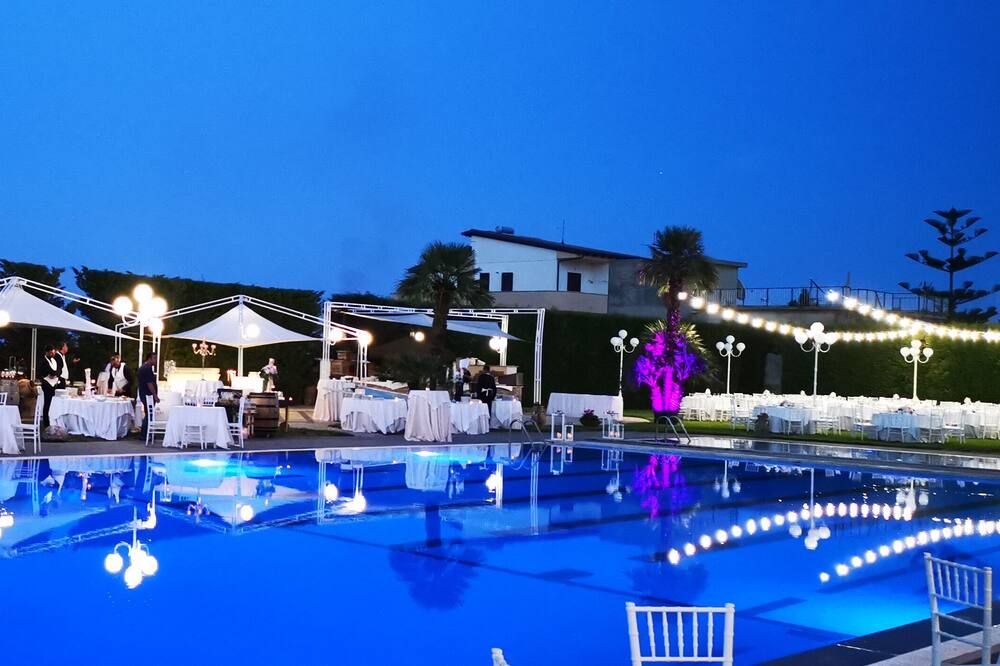 حوض السباحة