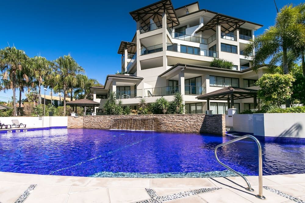 حوض السباحة