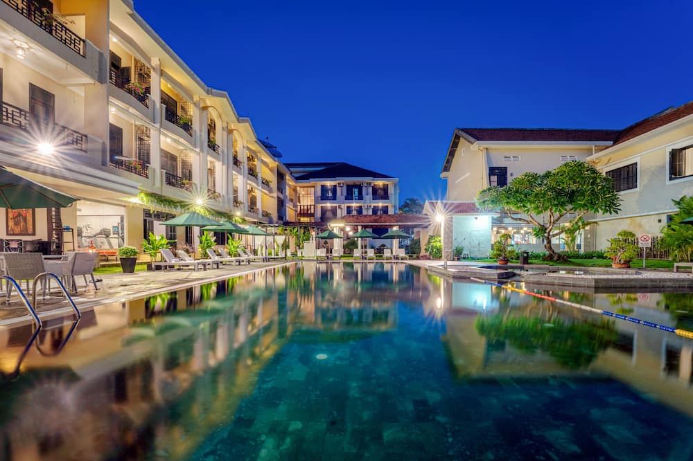 حوض السباحة