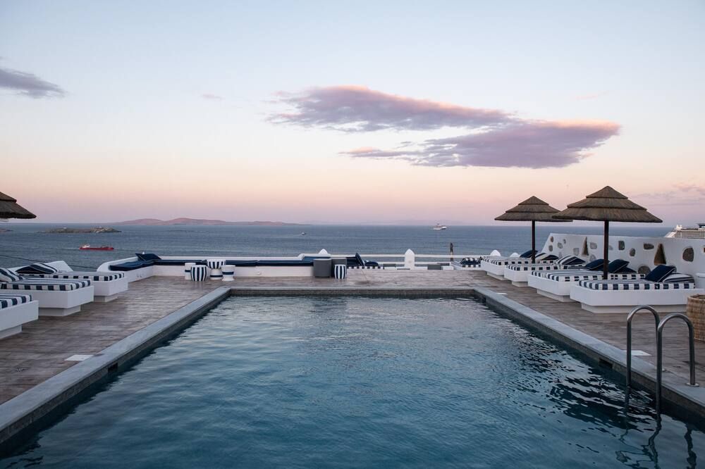 حوض السباحة