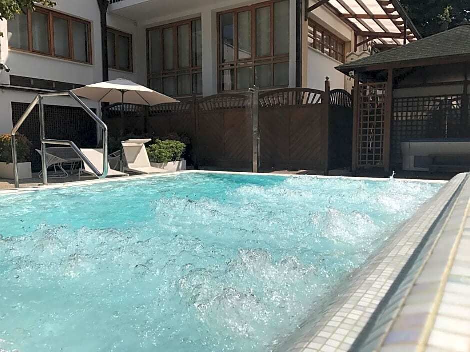 حوض السباحة