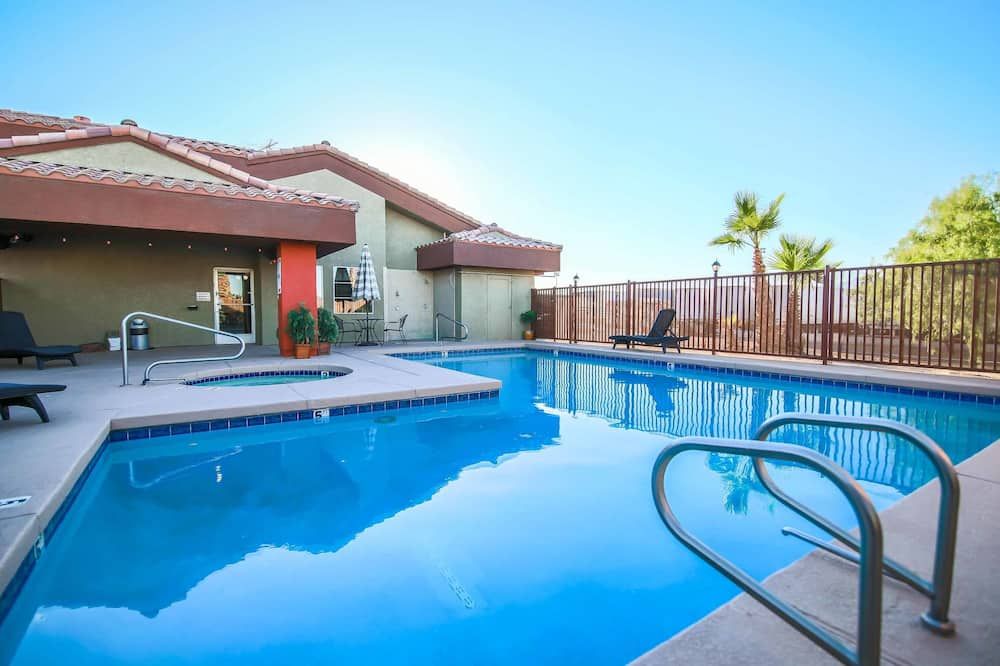 حوض السباحة صورة