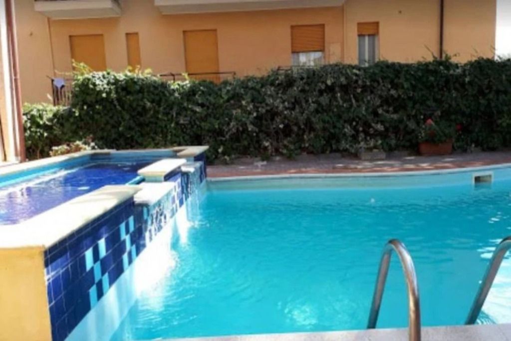 حوض السباحة