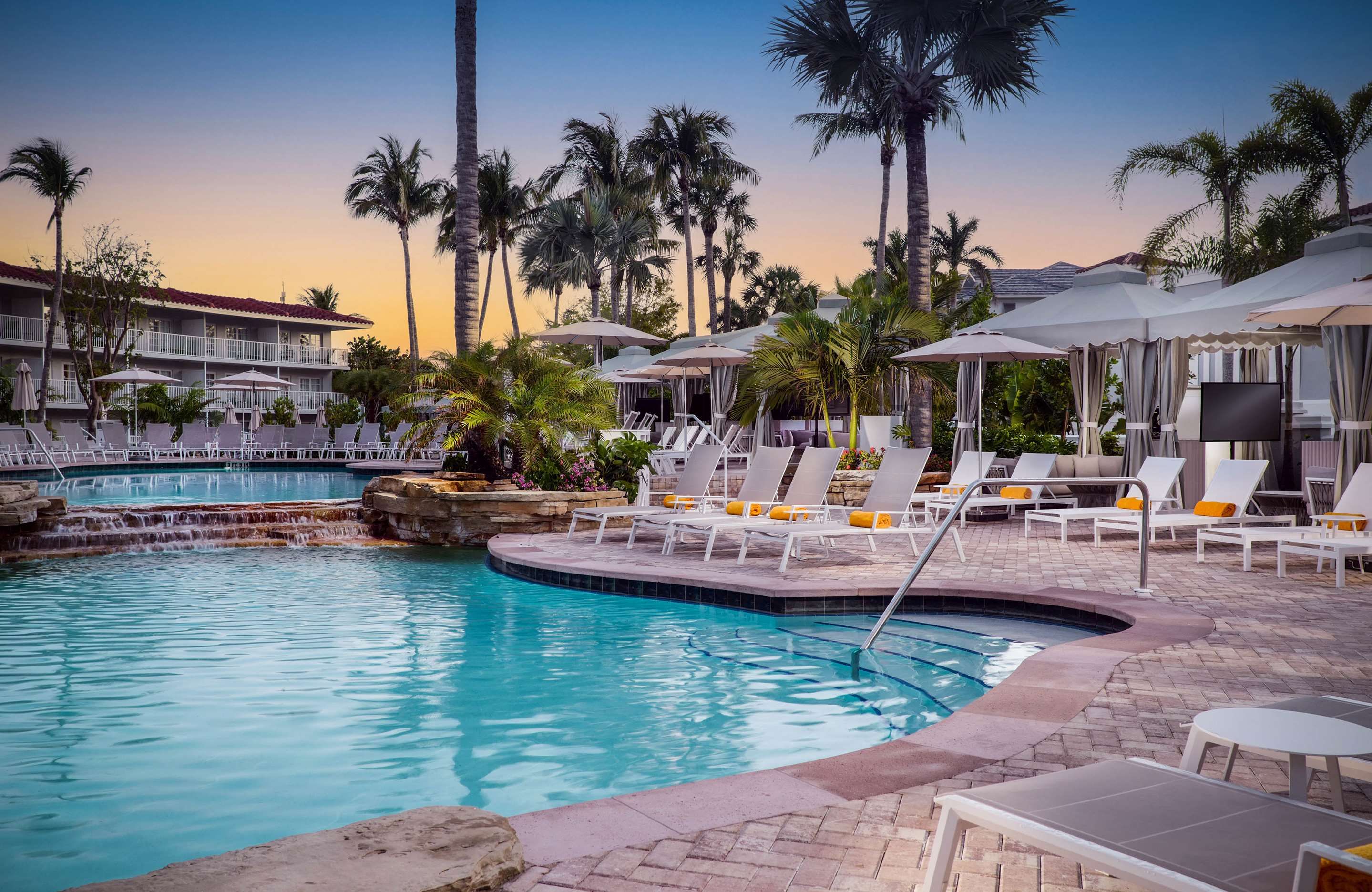 حوض السباحة