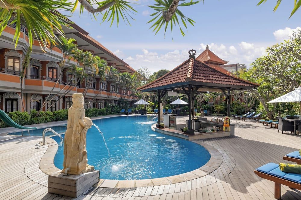 حوض السباحة