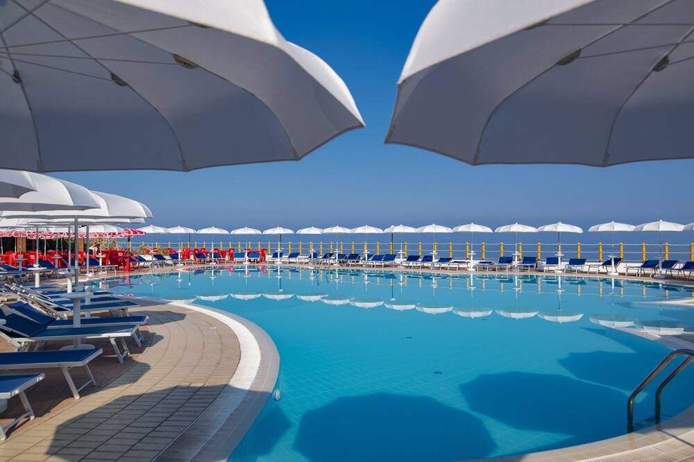 حوض السباحة صورة