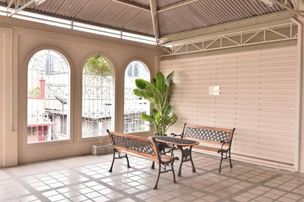 شرفة مرصوفة