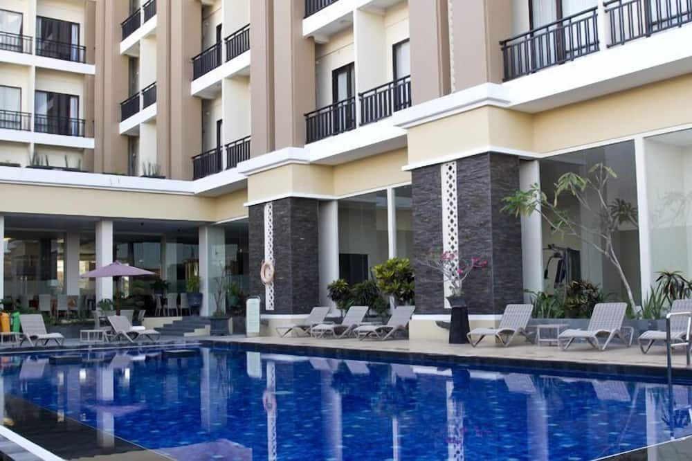 حوض السباحة