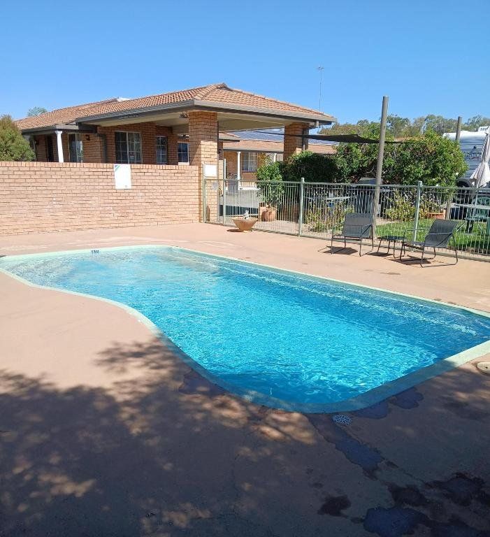 حوض السباحة