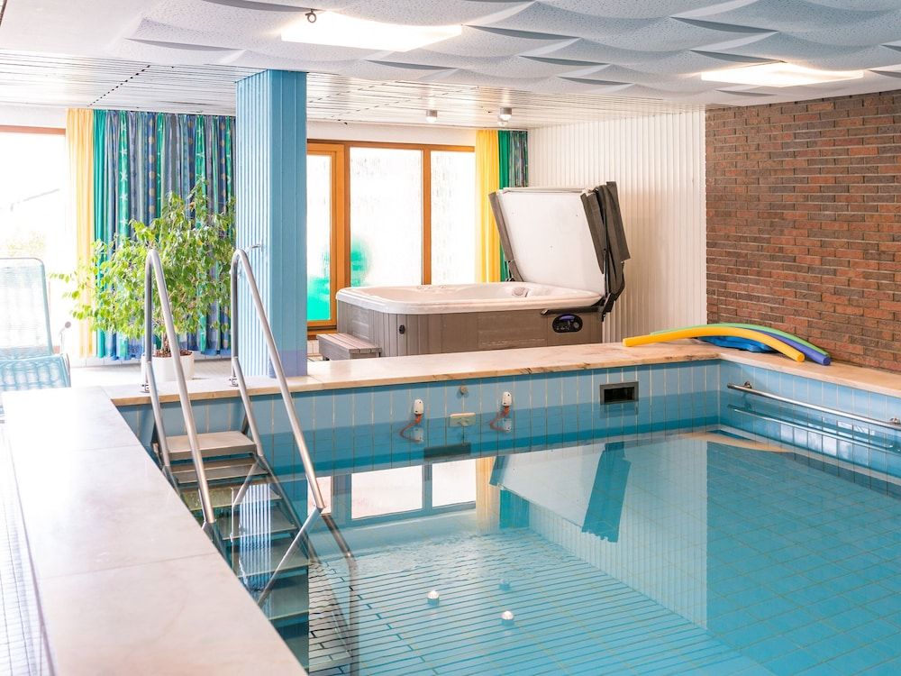 حوض السباحة