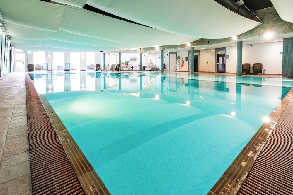 حوض السباحة