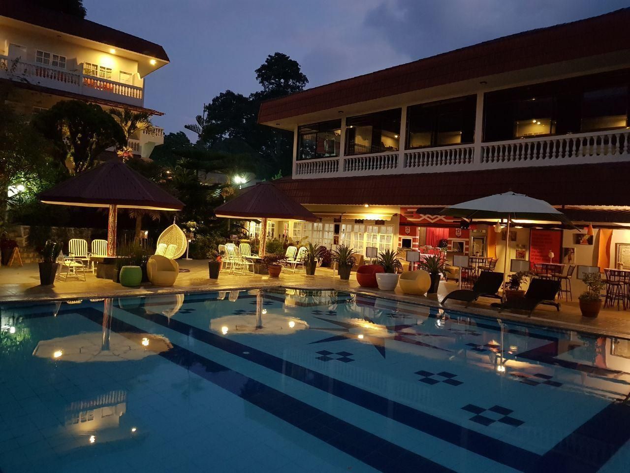 حوض السباحة