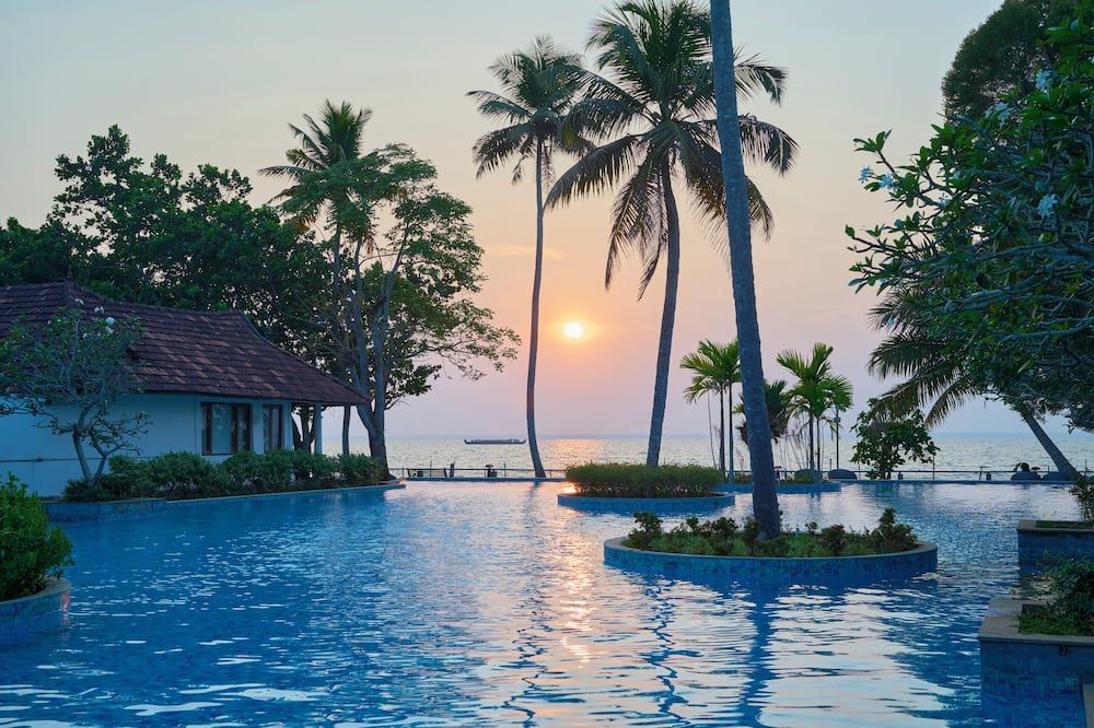 حوض السباحة