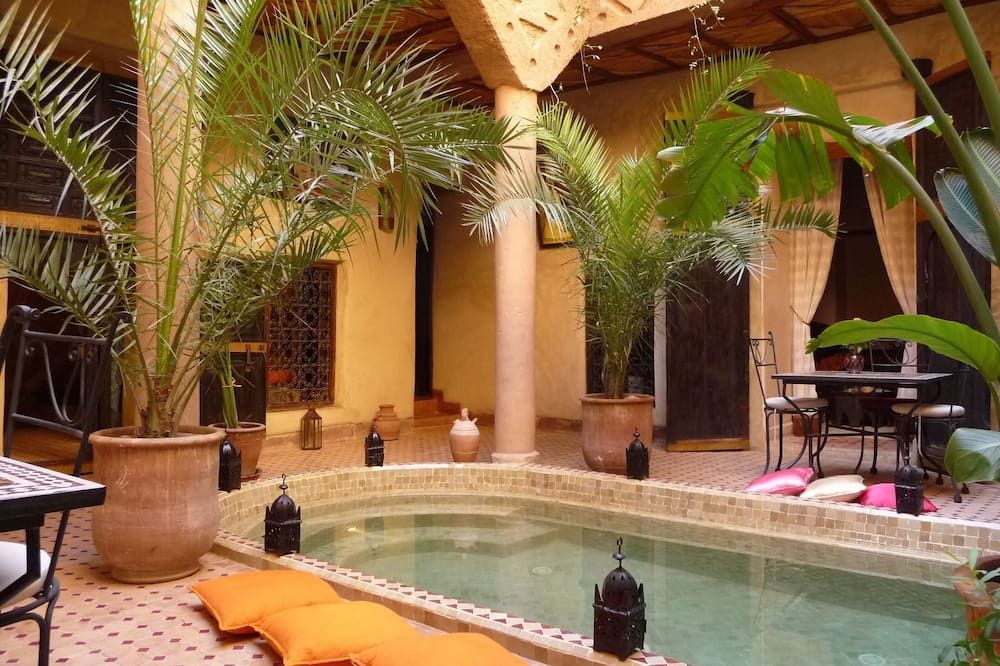 حوض السباحة