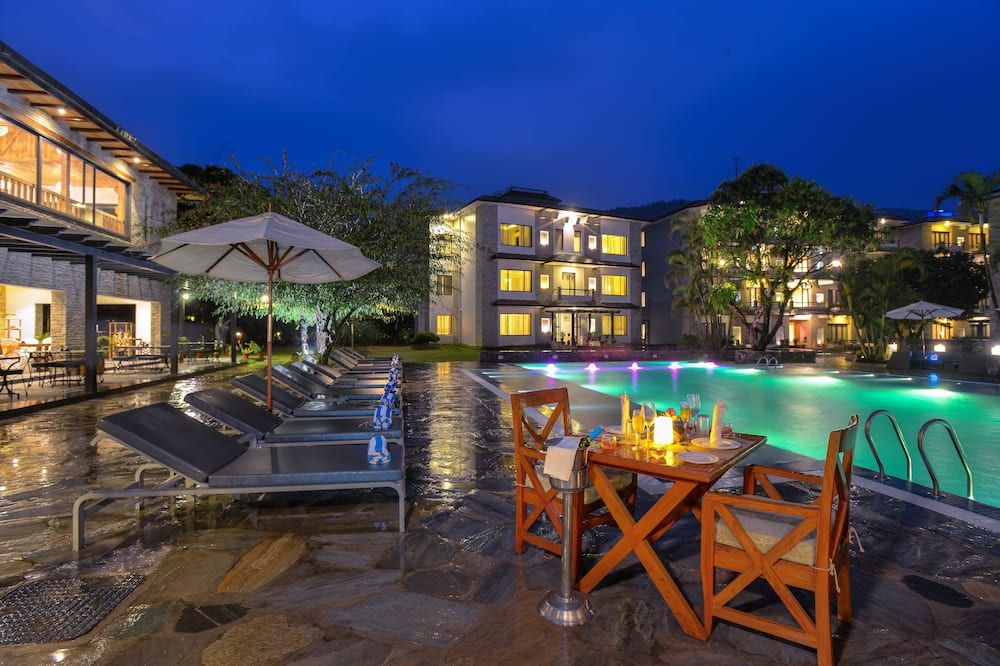 حوض السباحة