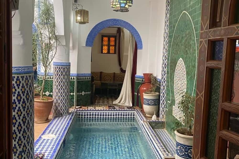 حوض السباحة