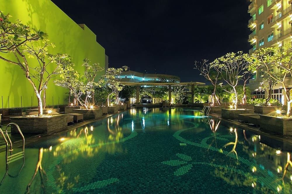 حوض السباحة