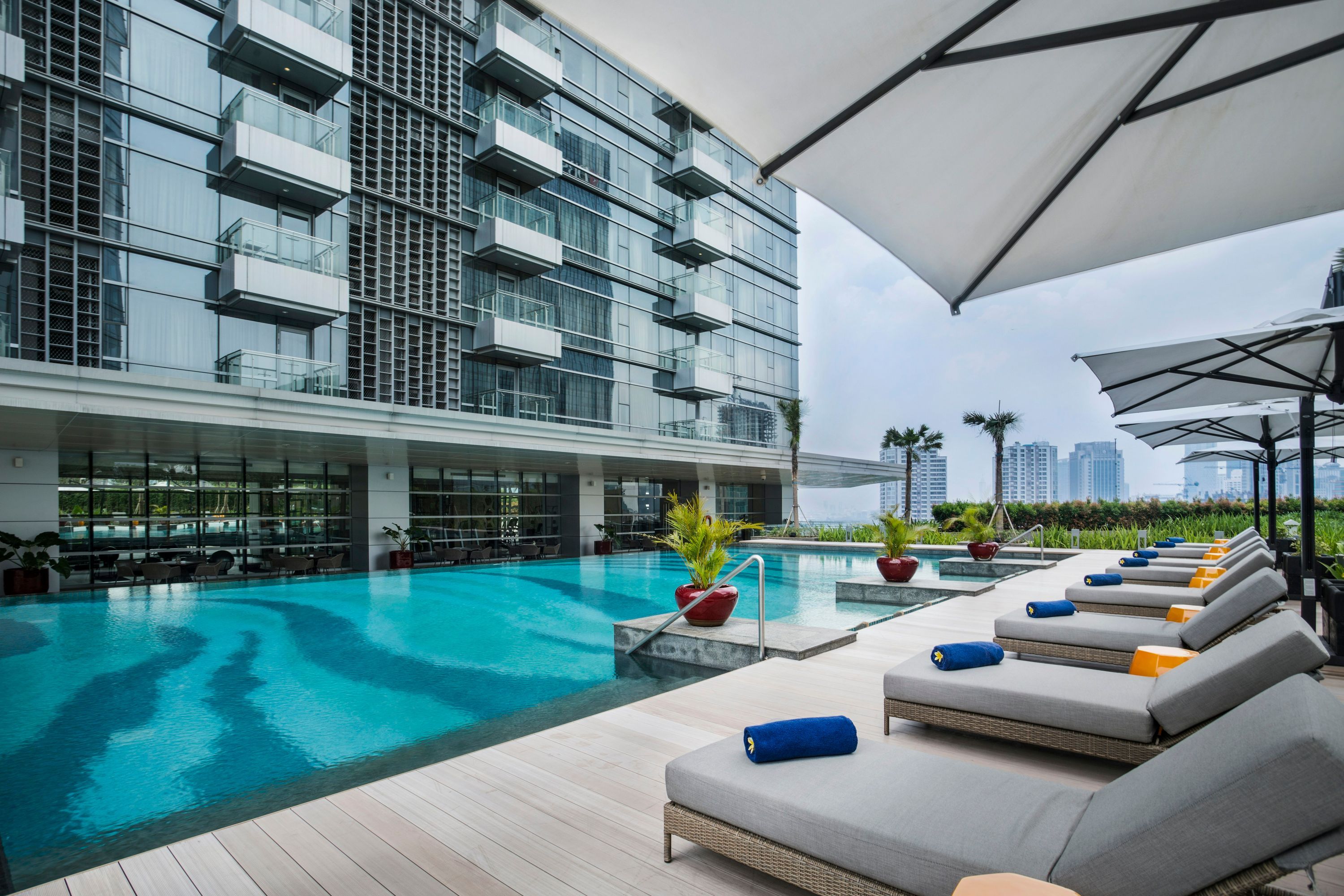 حوض السباحة