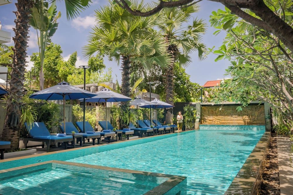 حوض السباحة