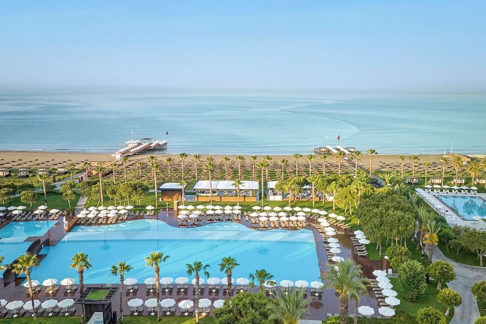 حوض السباحة