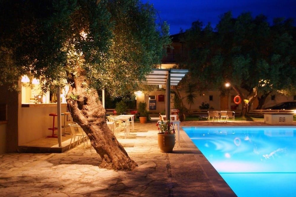 حوض السباحة