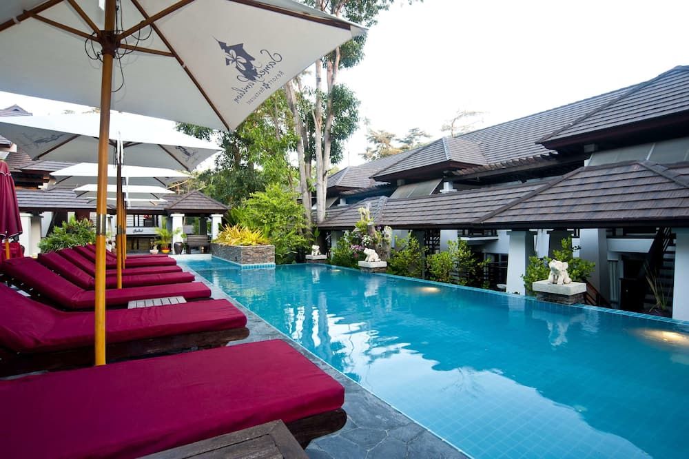 حوض السباحة