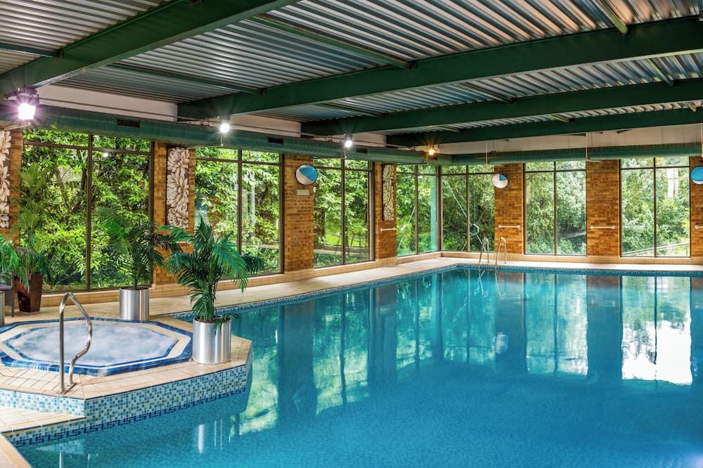 حوض السباحة