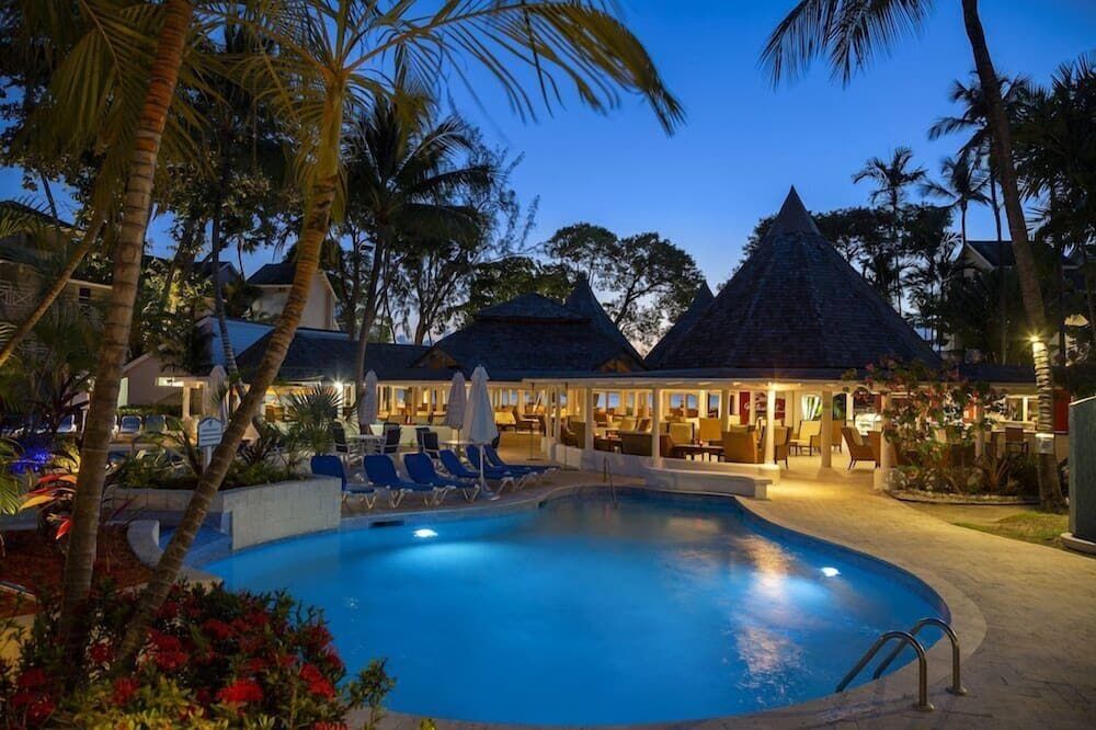 حوض السباحة